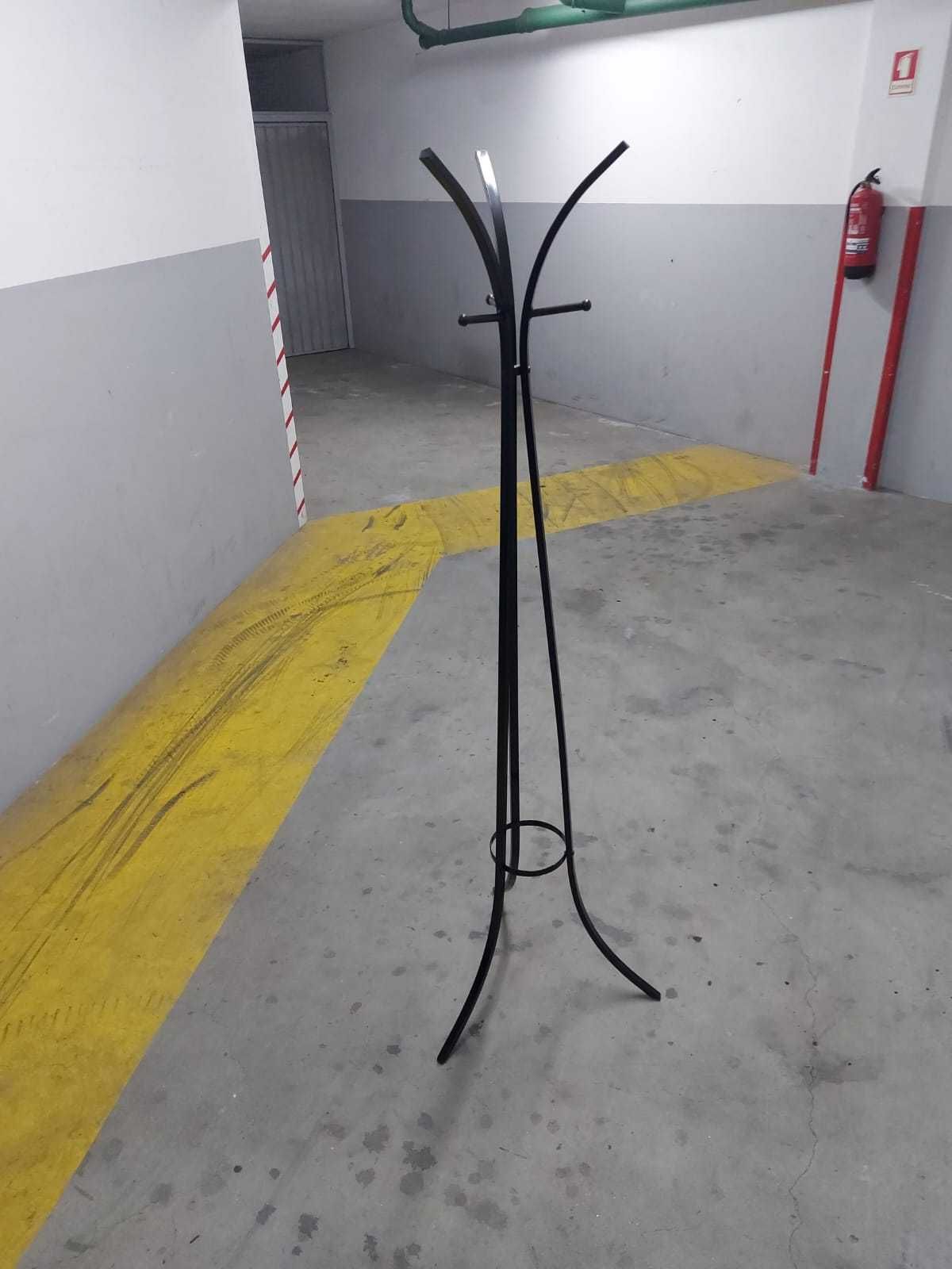 Cabide de Pé Preto