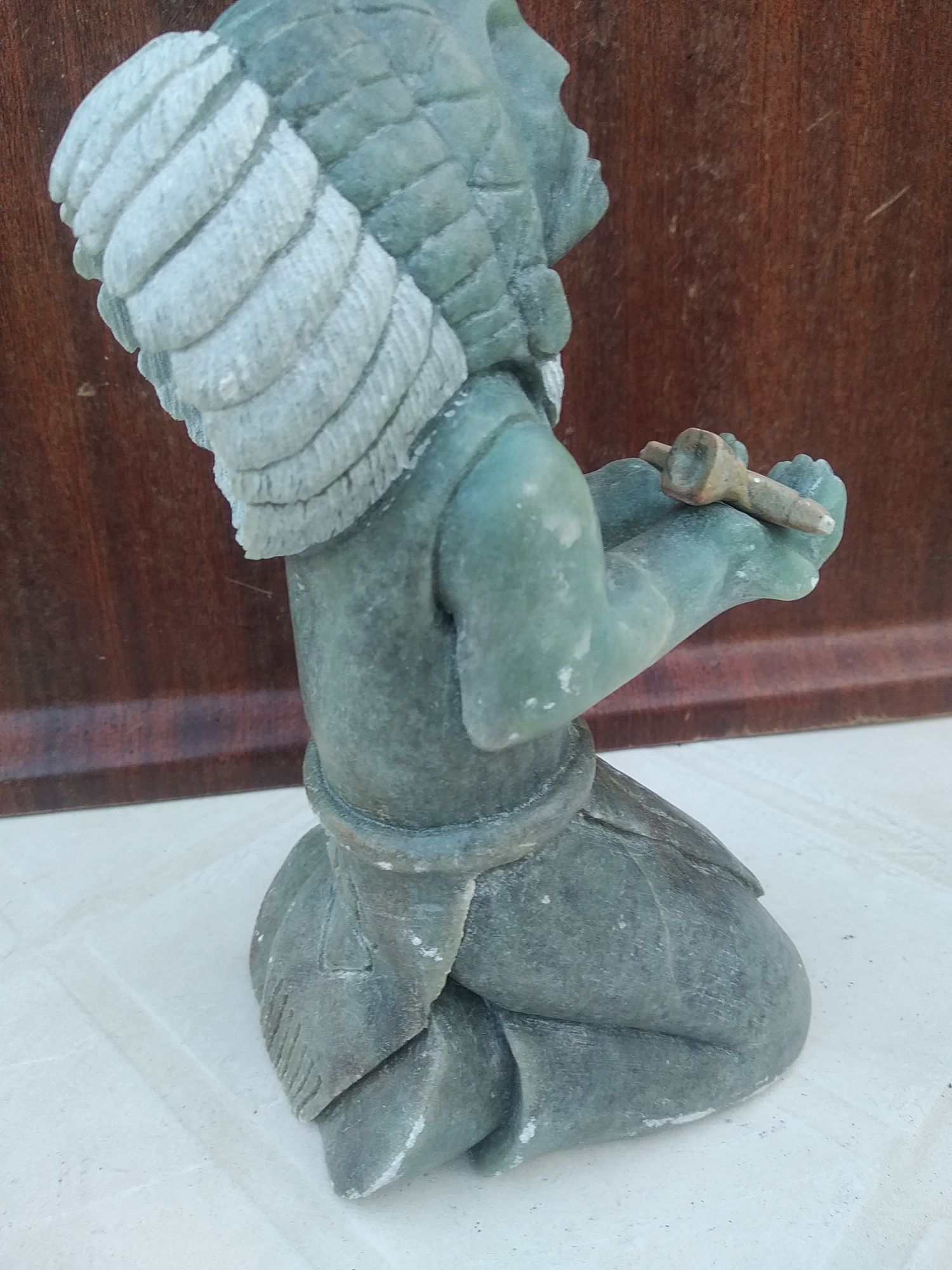 Estatueta de índio antiga em pedra e totem de indios antigo em madeira
