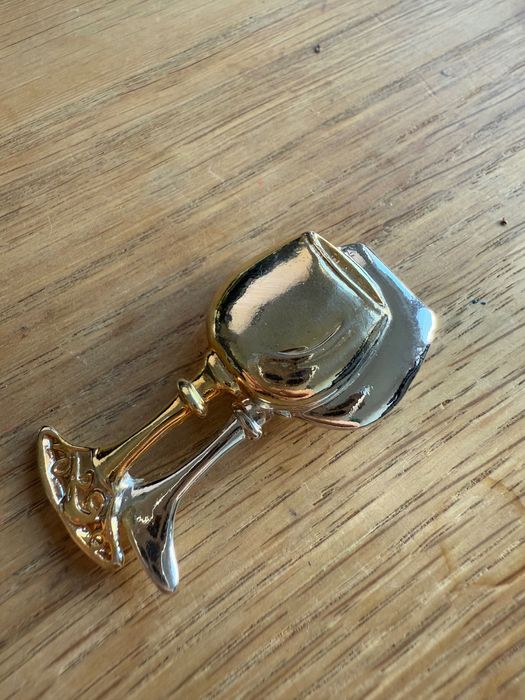 Broszka w kaztałcie kieliszków do wina vintage srebrna złota