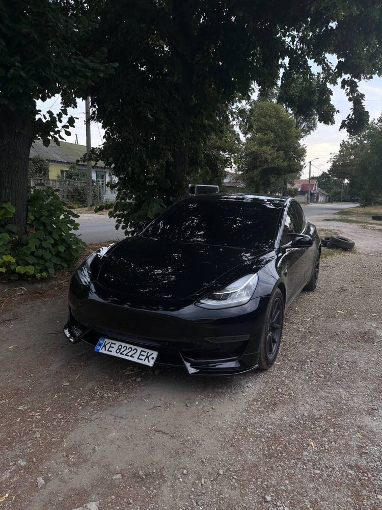 Tesla model 3 2019 рік