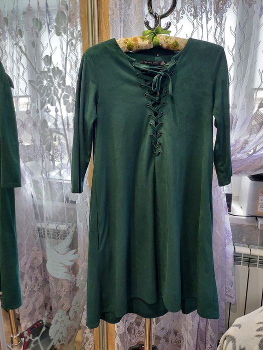 Сукні, плаття. Нові та б/у