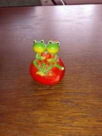 mała biżuterka dla dzieci zakochane żabki 10 cm wysokości