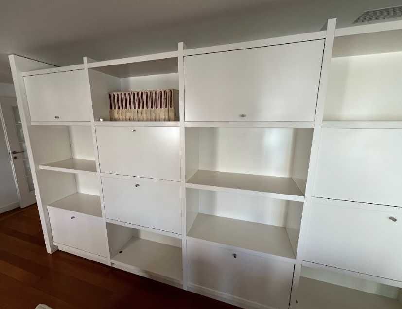 Móvel branco com arrumação
