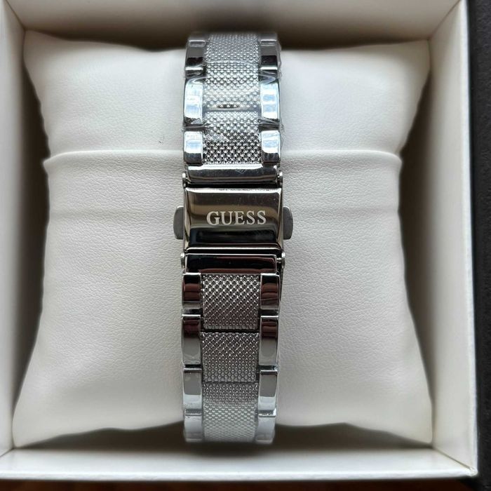 Жіночий годинник Guess на браслеті срібного кольору | 36 mm