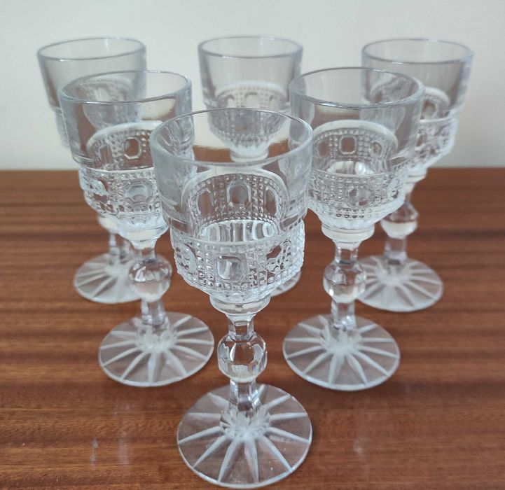 Zestaw szklanych kieliszków do likieru, nalewki