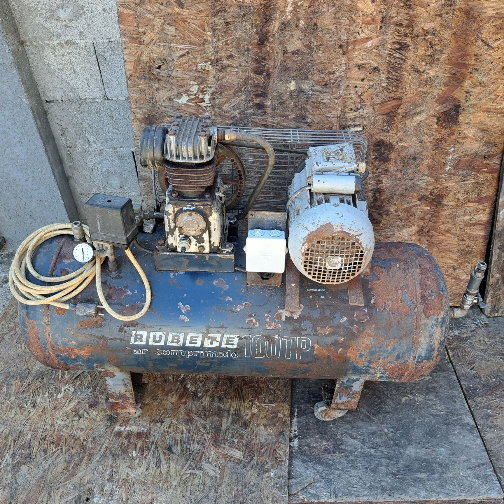 Compressores 100 litros (Powertech PT-100L e Rubete 100TP)