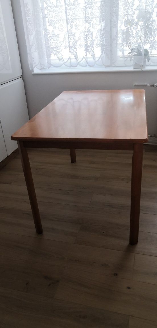 Stół plus cztery krzesła