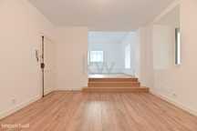 Apartamento T2 renovado com 125m2 e um logradouro, na Rua São Domingos