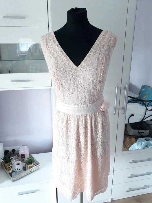 Koronkowa pudrowy sukienka 44