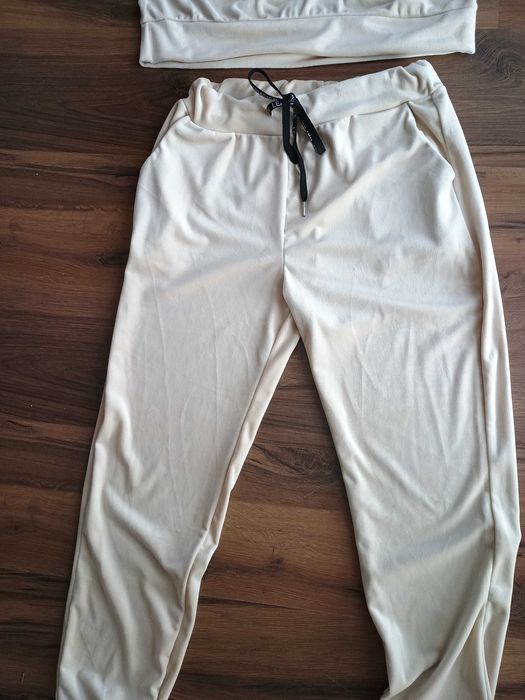 Śliczny dres welurowy w kwiaty