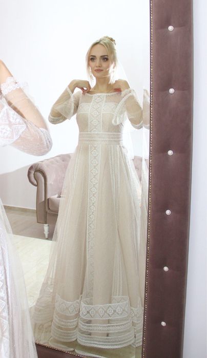 Весільна сукня ІТАЛІЯ з красивим орнаментом з білого кружева