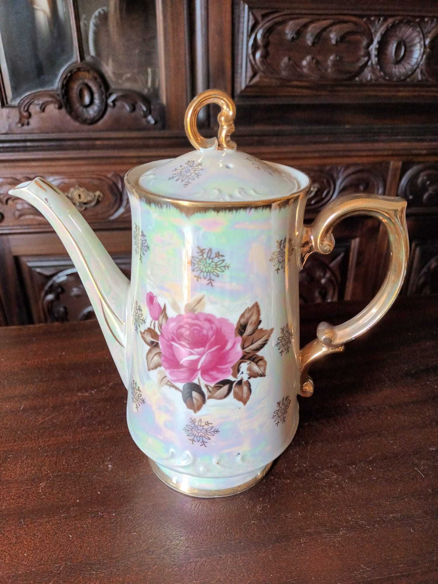 Serviço de chá em porcelana com pratos de bolo