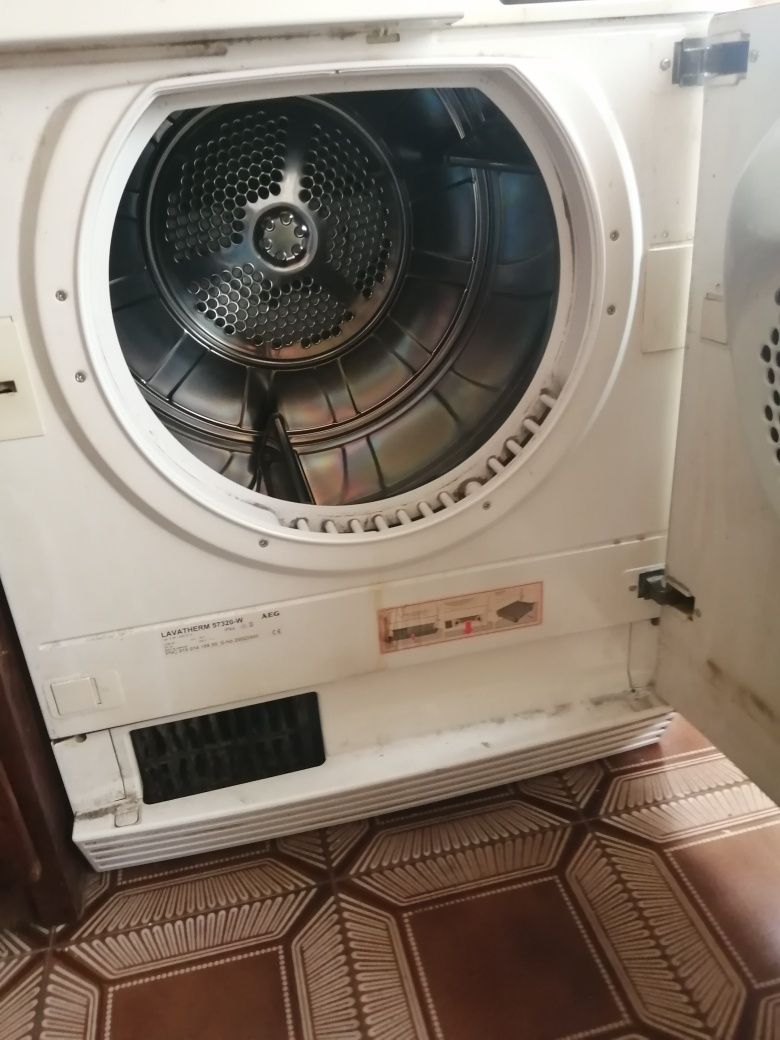 Máquina de secar roupa AEG 57320 electronic