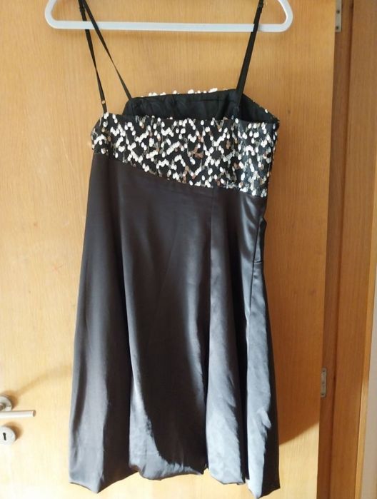 Vestido preto com lantejoulas