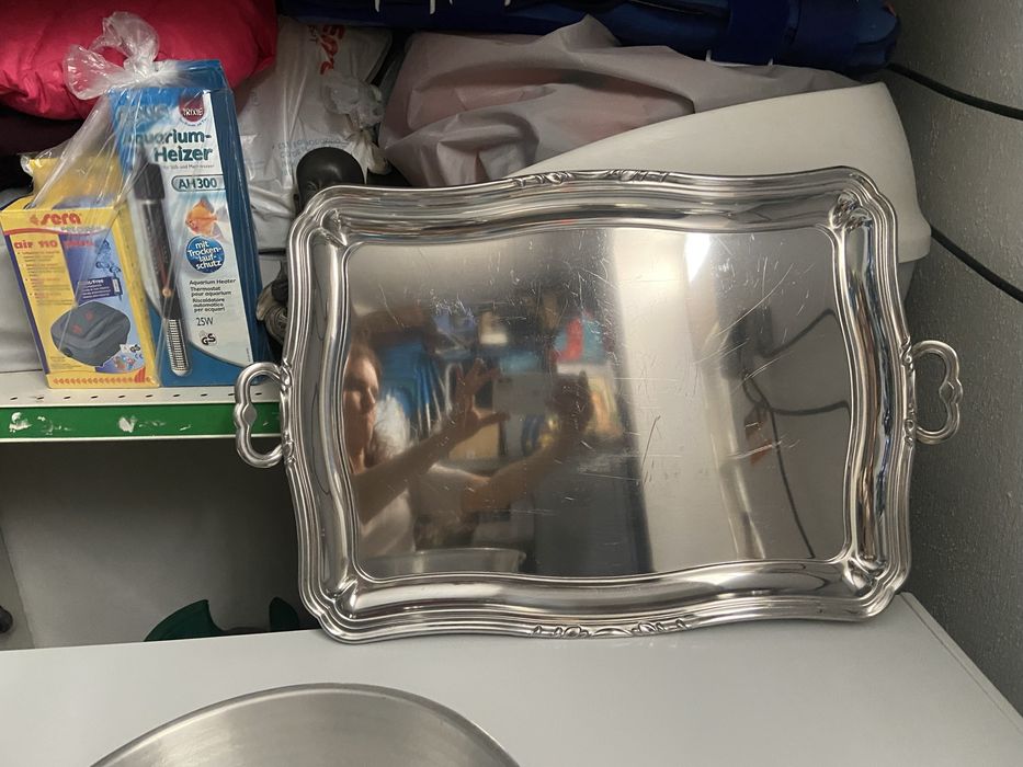 Doas travessas um tabuleiro e quatro formas