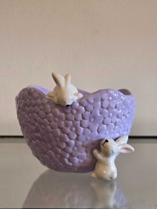 Coelhinhos a trepar uma tacinha lilás