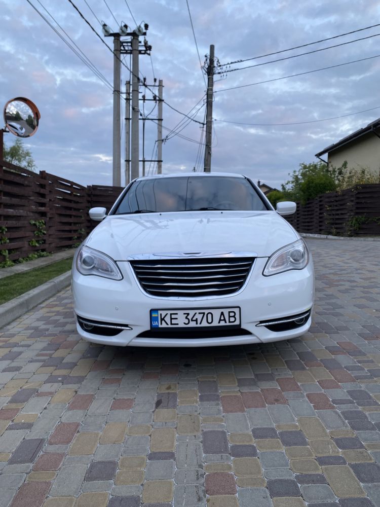 Продам автомобиль Chrysler 200