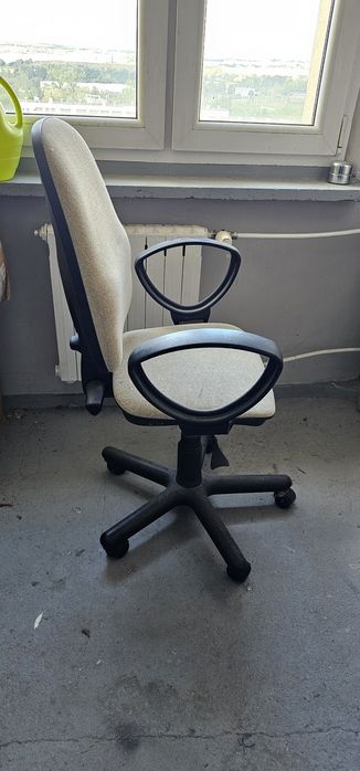 Krzesło biurowe beżowe
