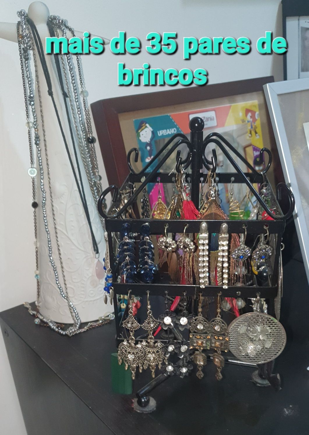 Vendo expositor em ferro com mais de 35 pares de brincos