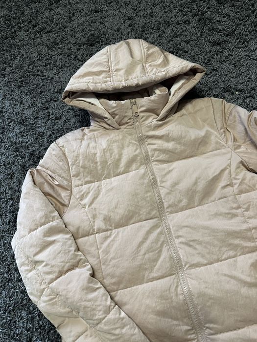 Жіночий бежевий пуховик