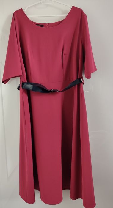 Amarantowa sukienka z granatowym paskiem rozmiar 50