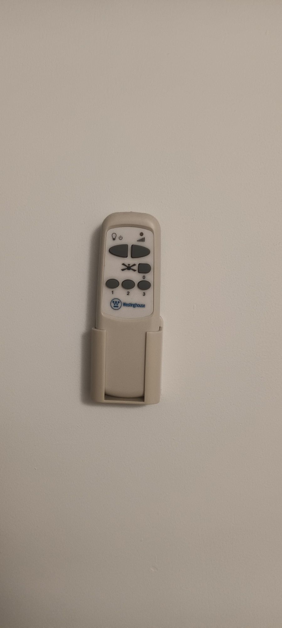 Wentylator sufitowy z lampą i pilotem.