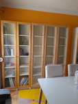 Estantes com portas de vidro IKEA