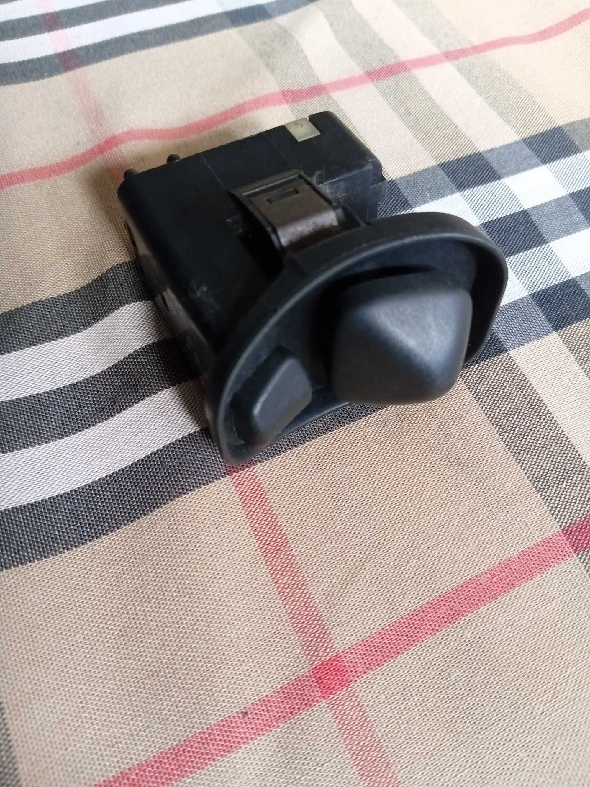 Interruptor de regulação dos retrovisores exteriores.