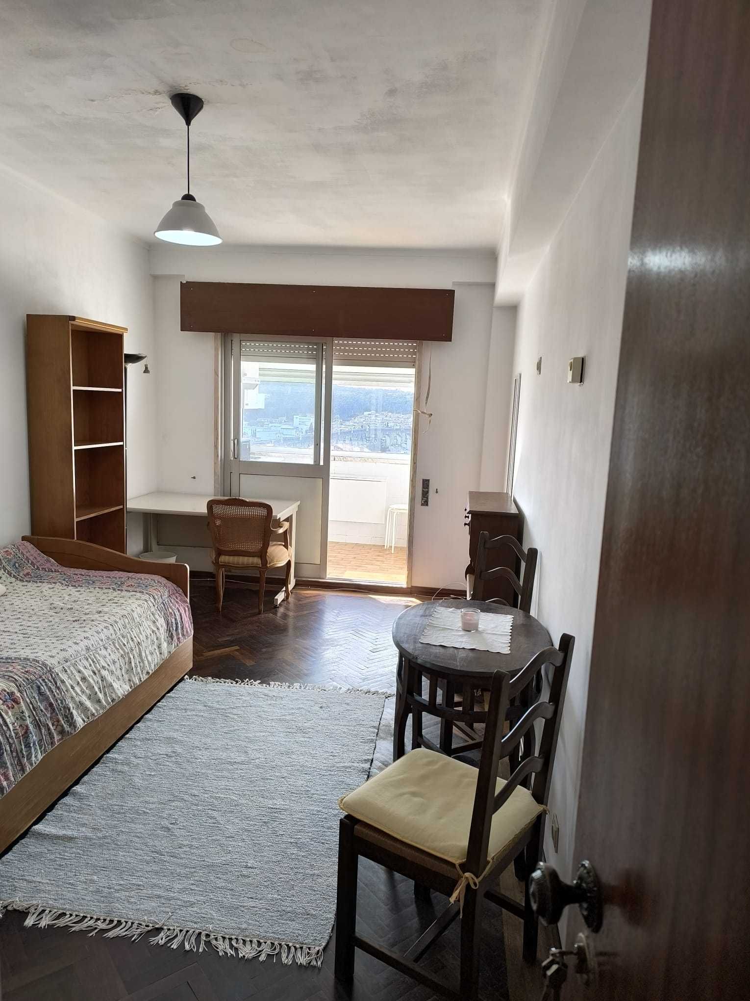 Quarto espaçoso com kitchenette independente .Campolide -sexo feminino