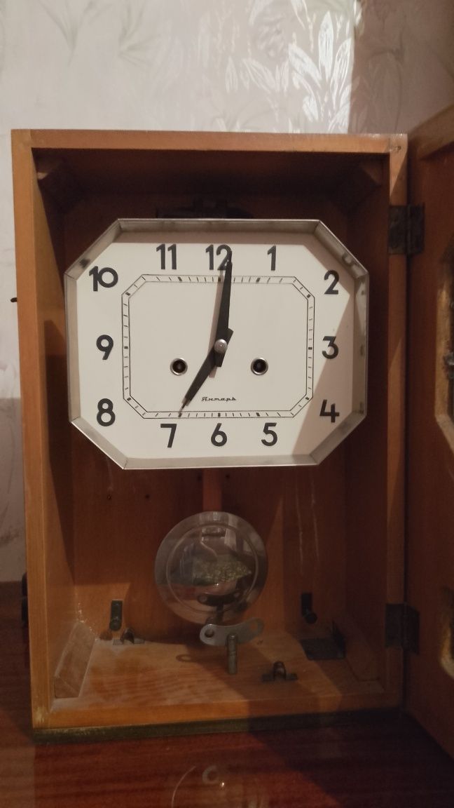 Продам часи СССР с боем на стену.