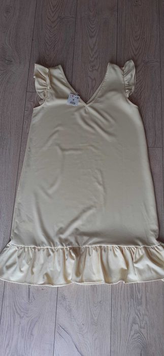 Żółta nowa sukienka z falbankami