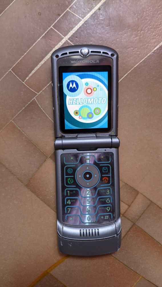 Продам мобильный телефон Motorola Razr v3.