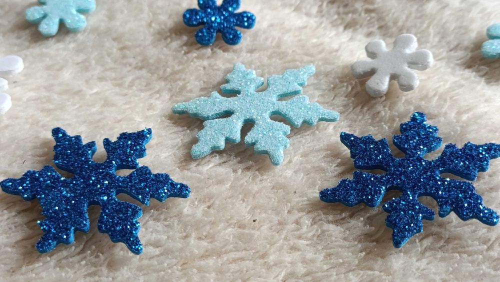 Самоклеючі сніжинки 300 штук з EVA об'ємні новорічний декор