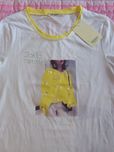 T-shirt com desenho amarelo