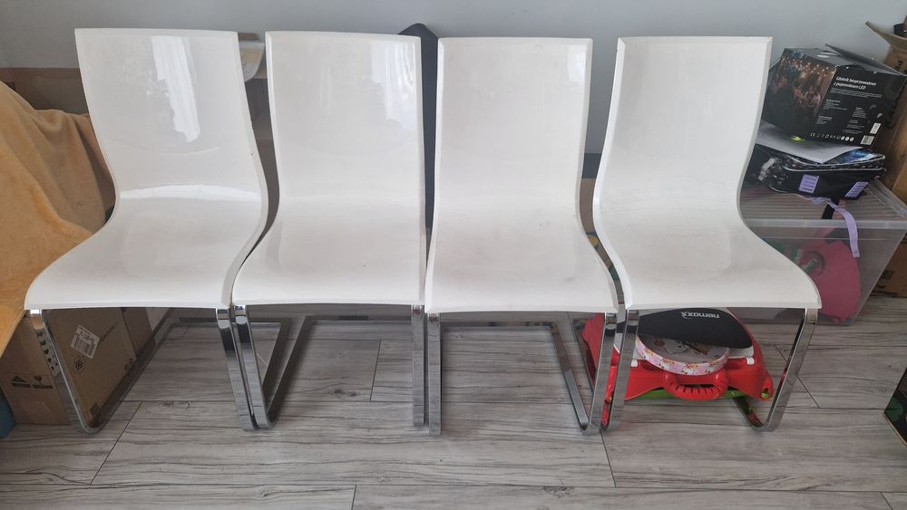 Krzesła lakierowane