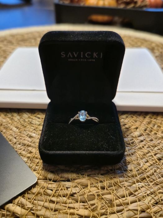 Pierścionek zaręczynowy SAVICKI: złoto 585 niebieski topaz, diamenty