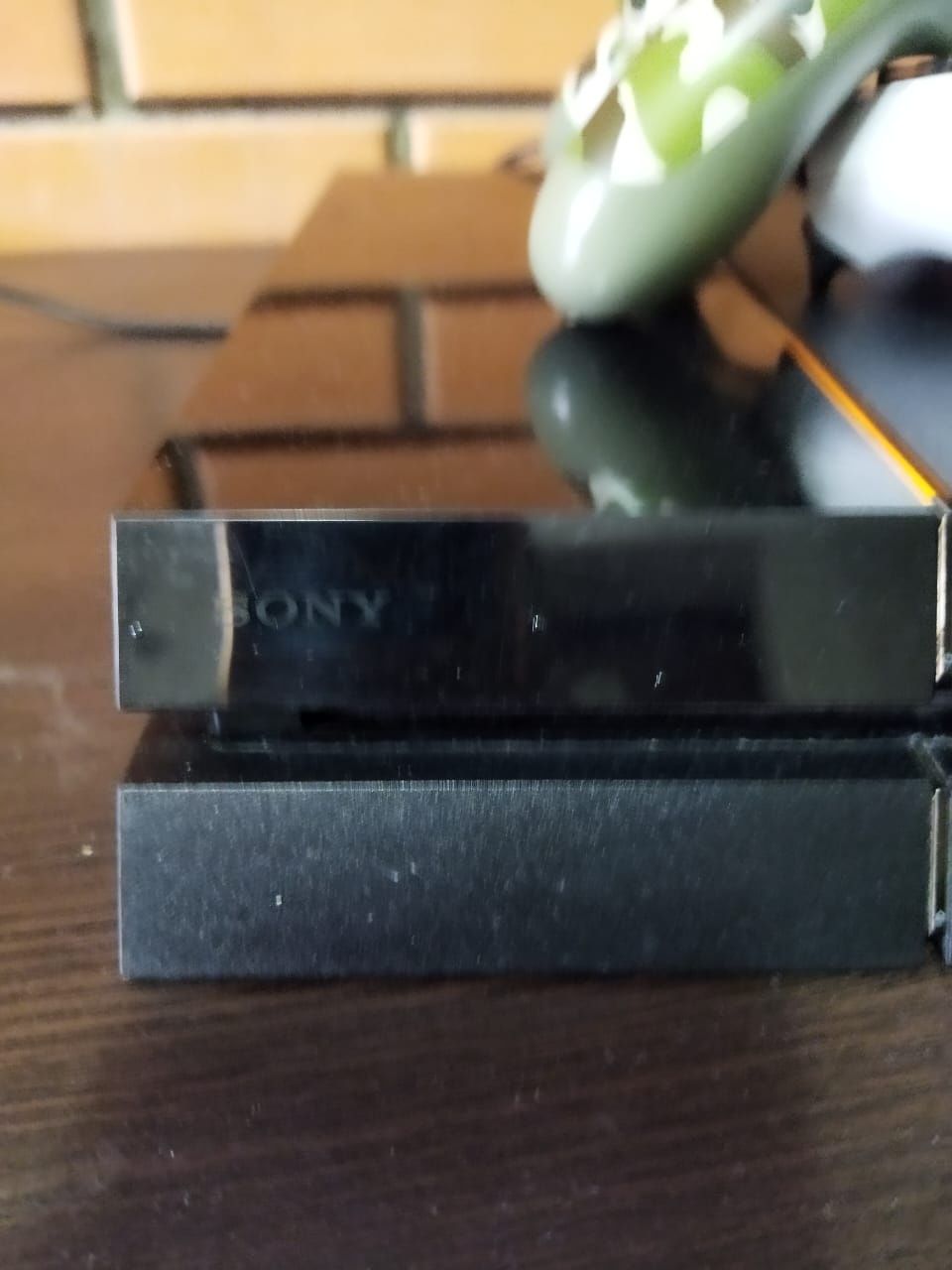 Продам приставку PS 4 в отличном состоянии с двумя джостами 500 GB