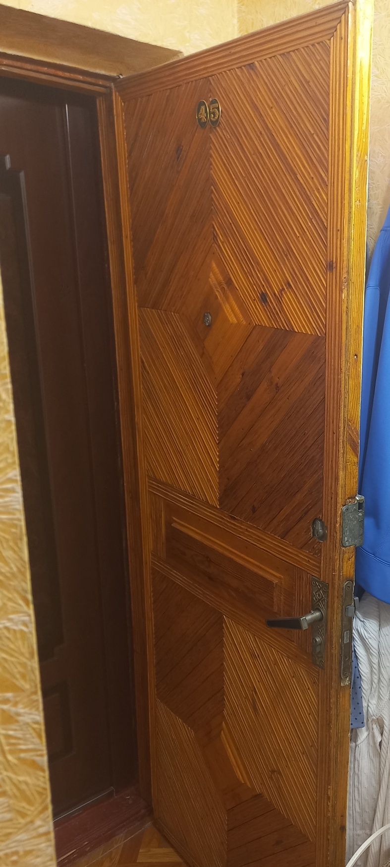 Двері вхідні з замками та ключами