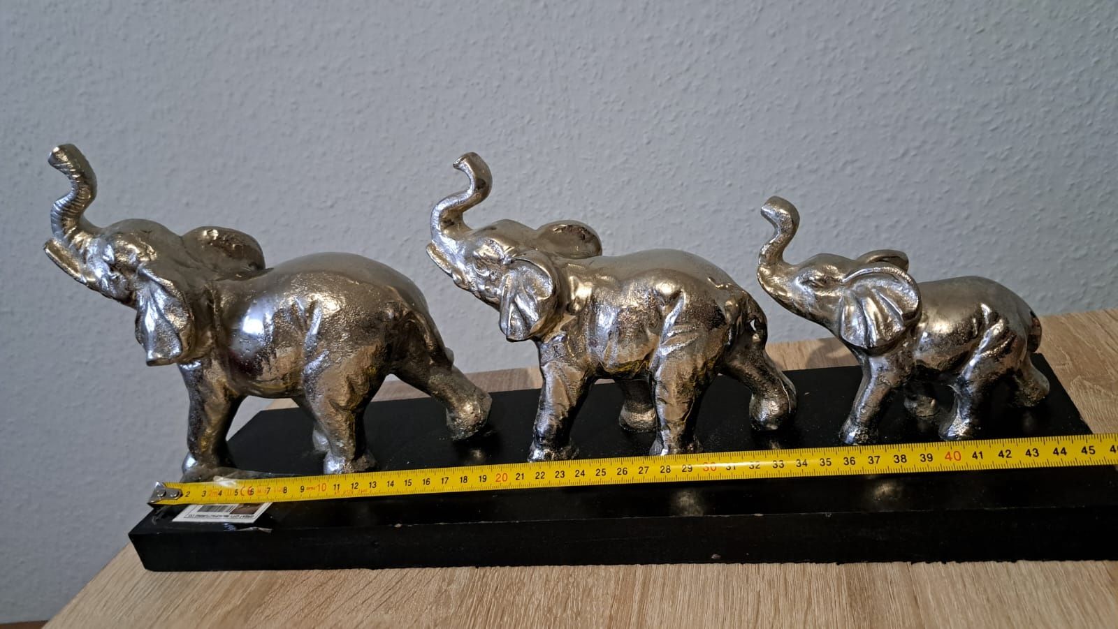 Figurka trzech słoni na podstawie