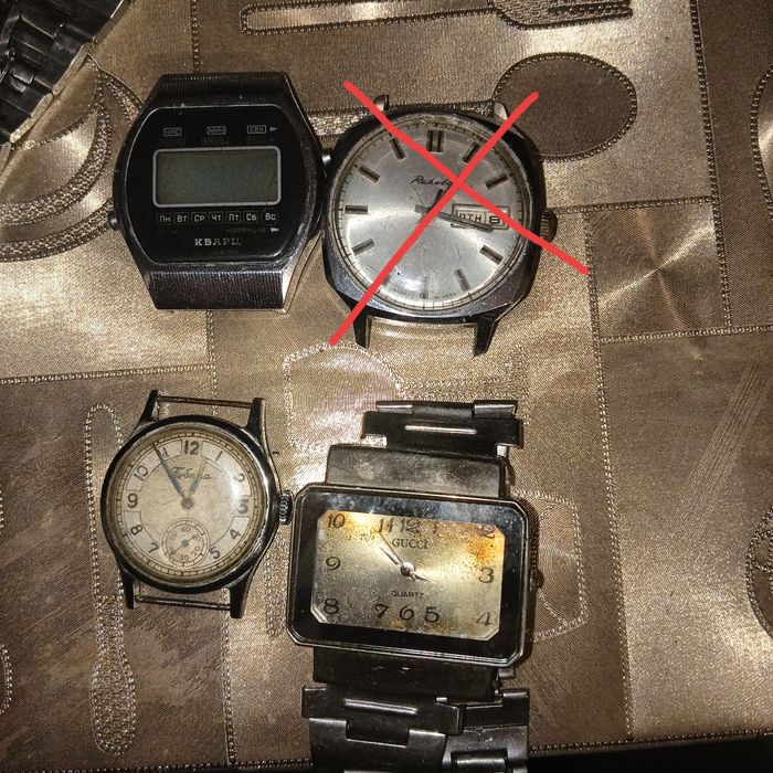 Годинники та значки