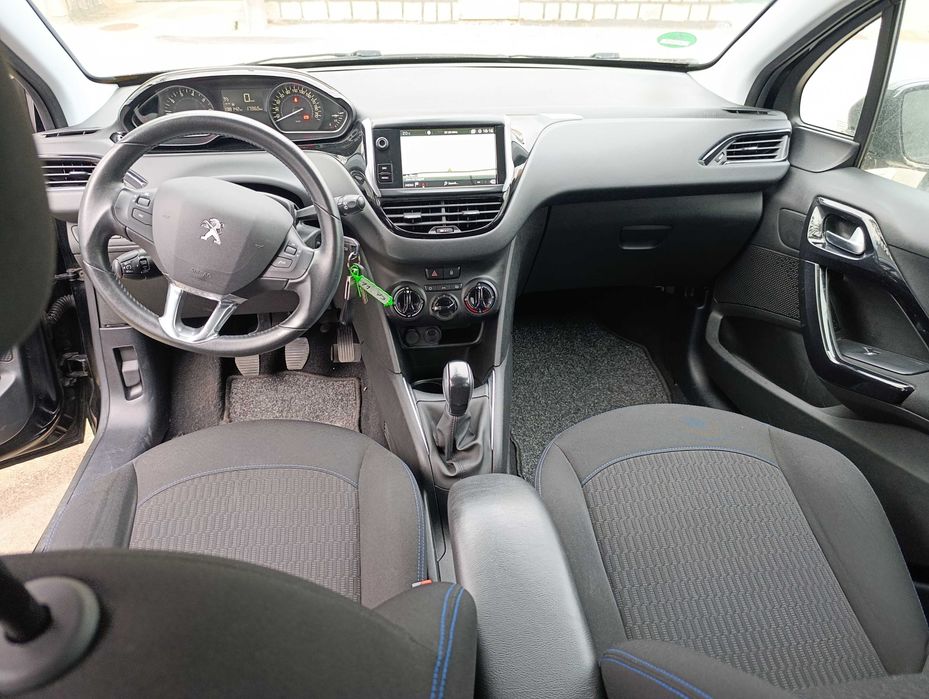 Peugeot 208 1.2i signature Ano 2019