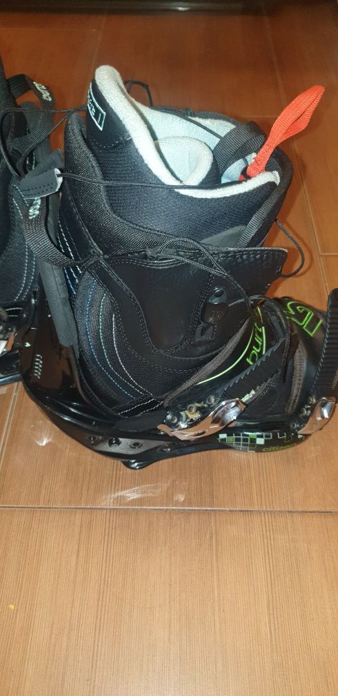 Buty snowboardowe i zapięcia