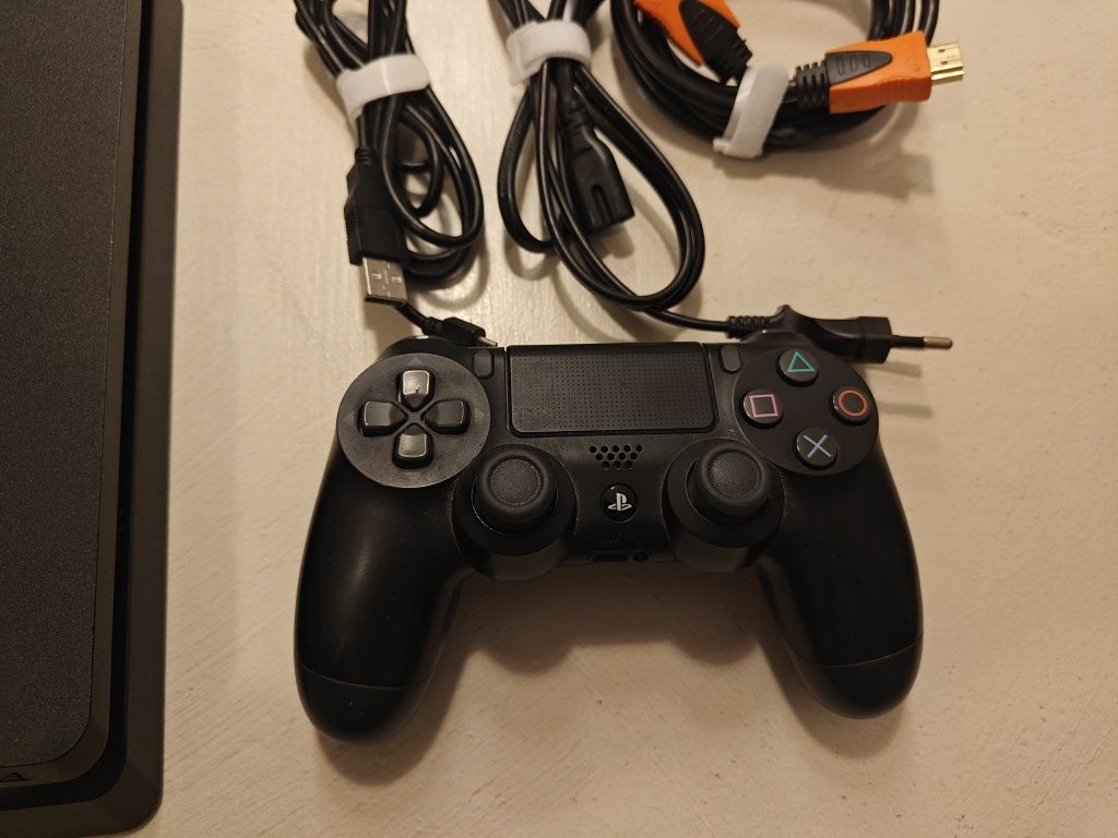 PS4 slim 500gb z padem, kablami i 3 grami