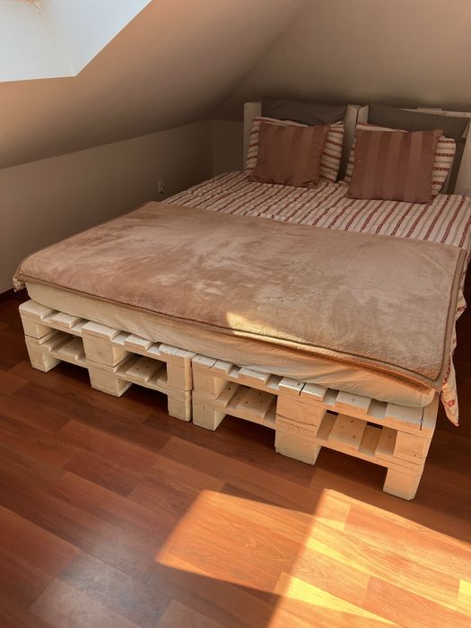 Białe łóżko drewniane stelaż z palet z zagłówkiem 200 x 160 palety