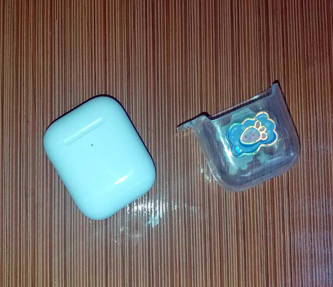 Apple Pods EMC3185 - A 1938/Док станция от наушников, с кейсом.