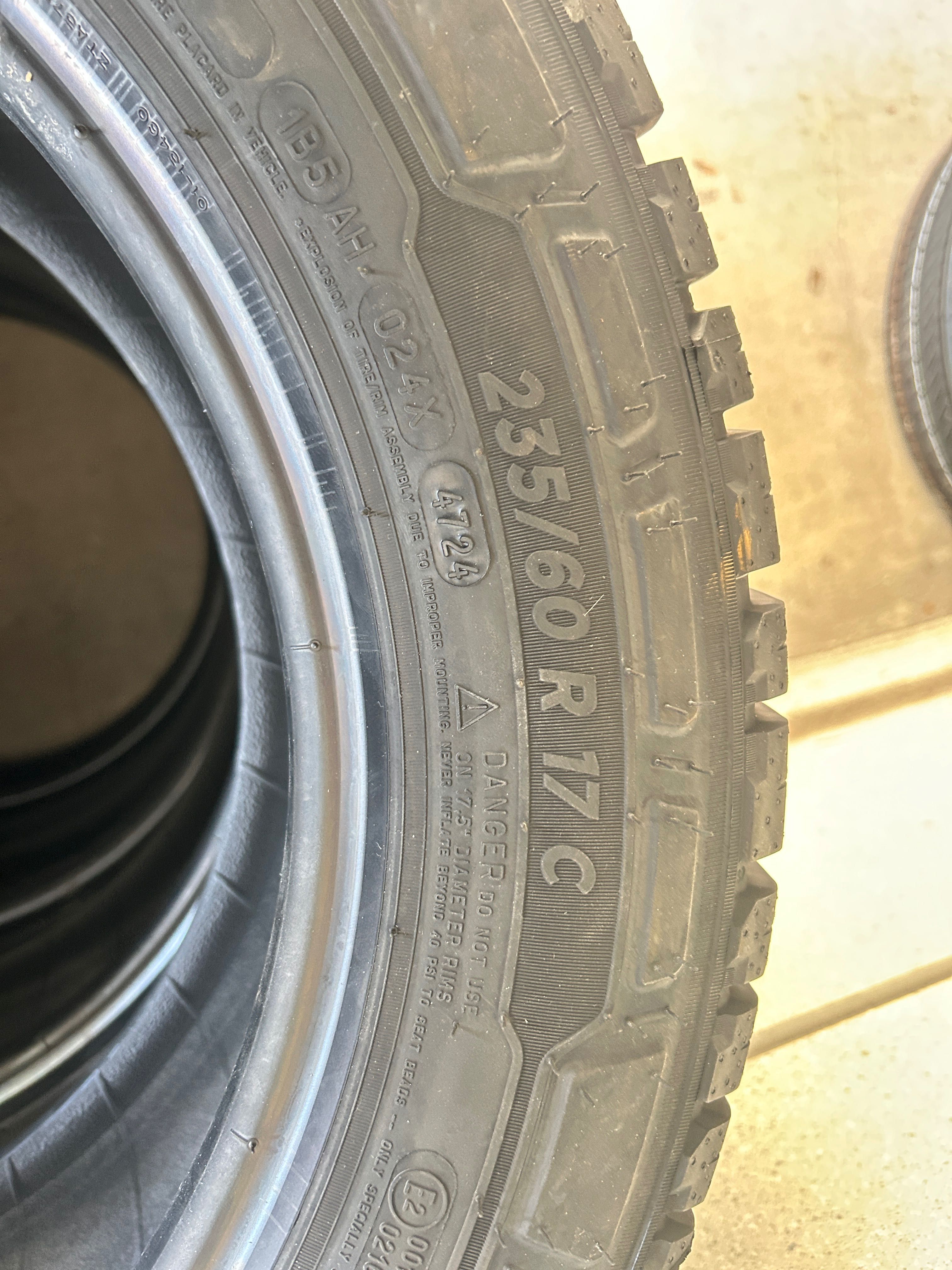 235/60R17C Michelin