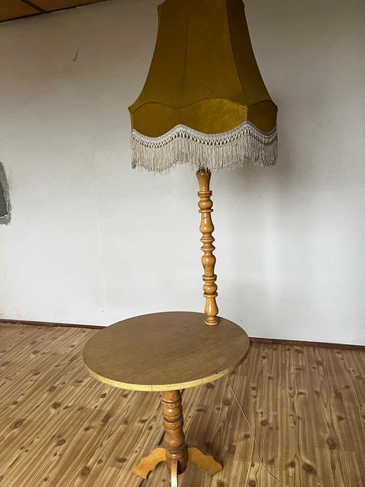 Lampa nocna ze stolikiem i abażurem