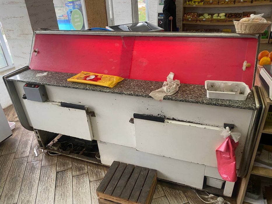 Продам холодильные витрины, и морозильную камеру