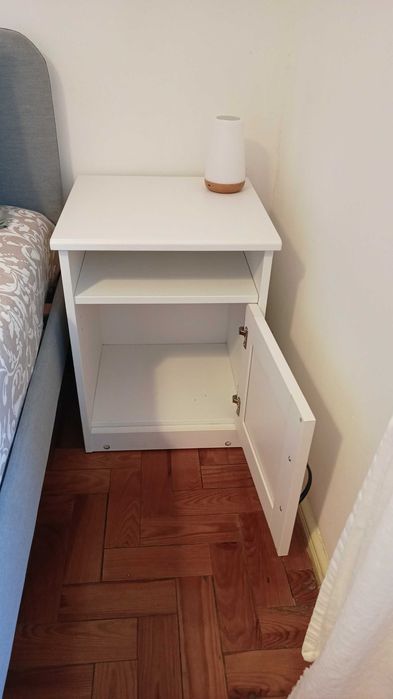 Duas mesas de cabeceira IKEA como novas com ótimo preço!