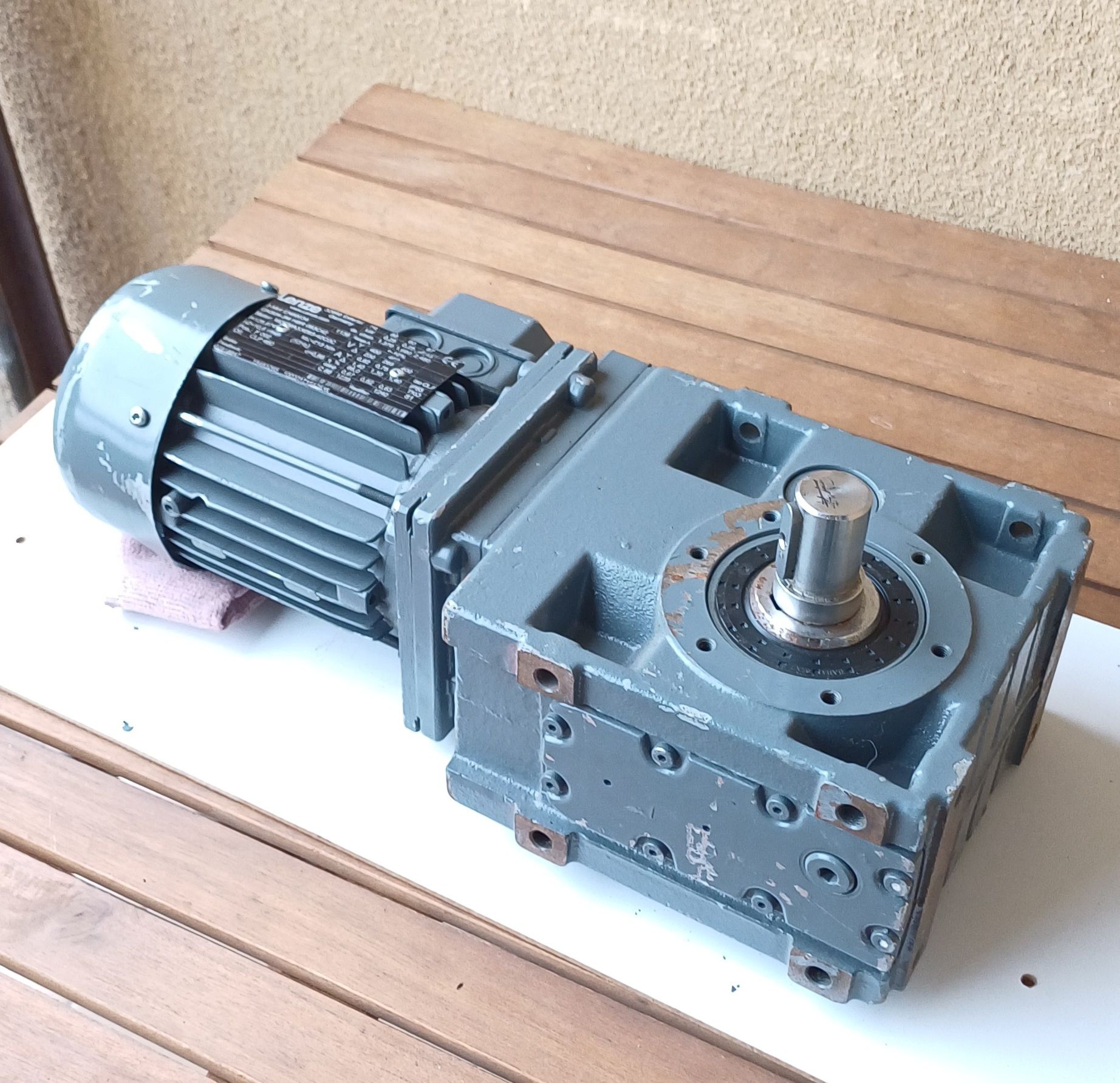 Lenze motoreduktor 0,25 kW 213Nm nieużywany silnik przekładnia ślimako